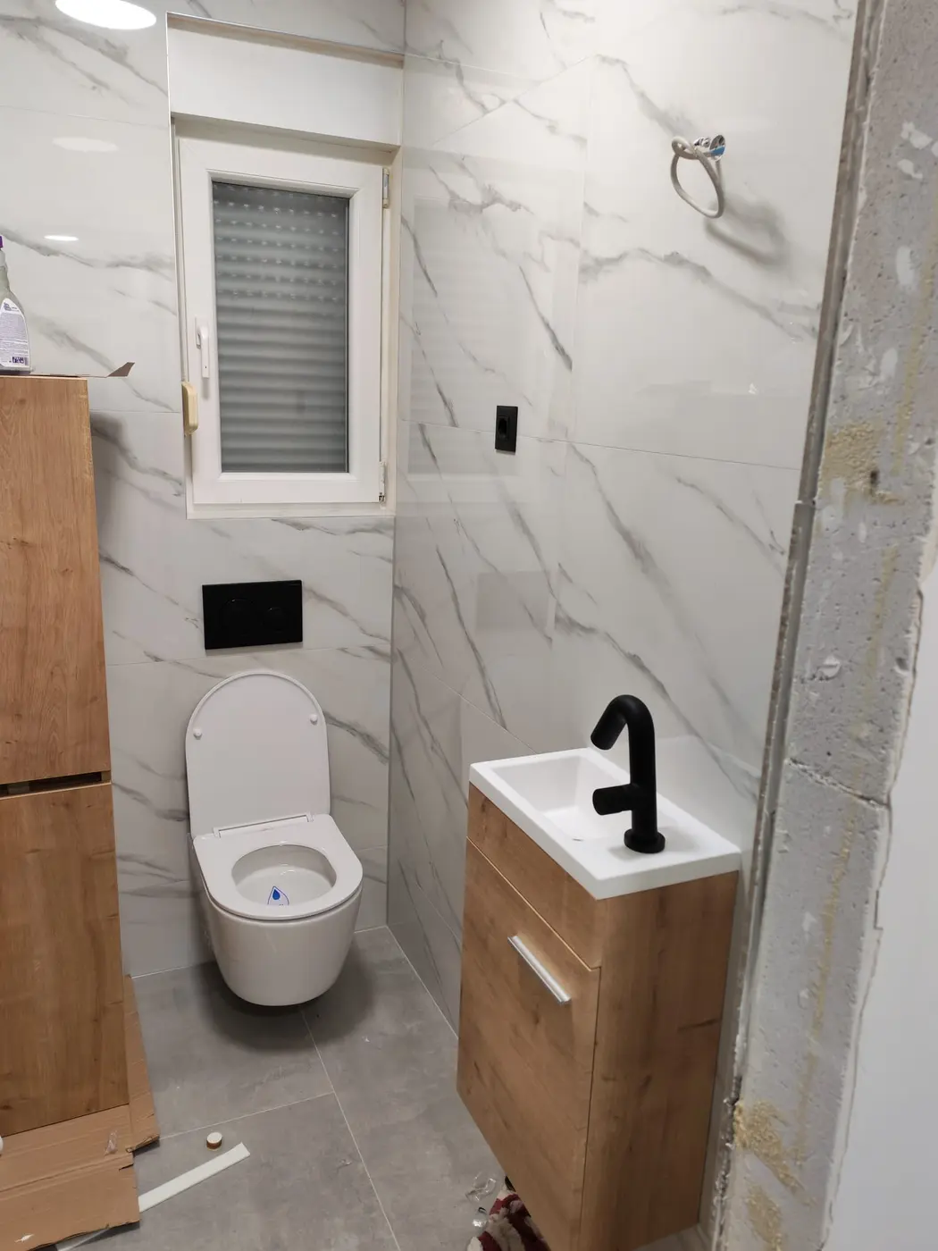 Moderna kupaonica s mramornim pločicama